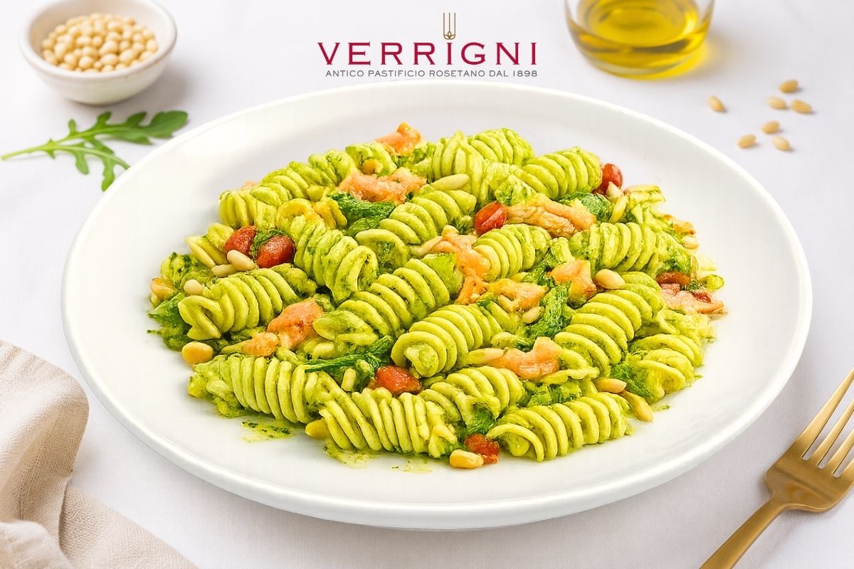 fusilloro con pesto di rucola e salmone