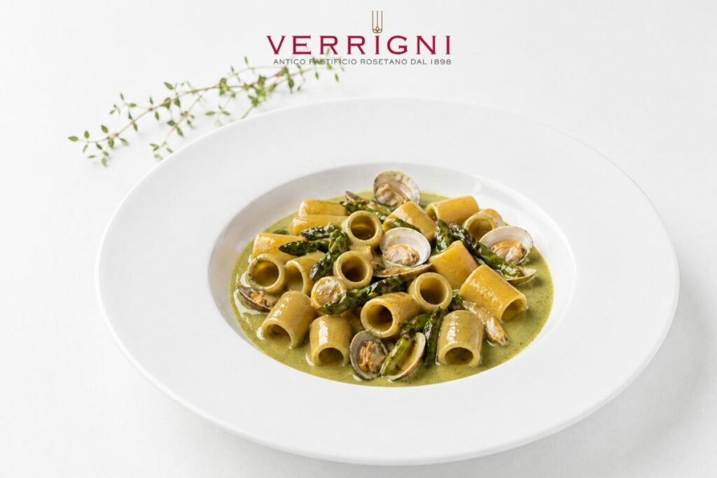 Rigatoro affumicato con crema di asparagi e vongole