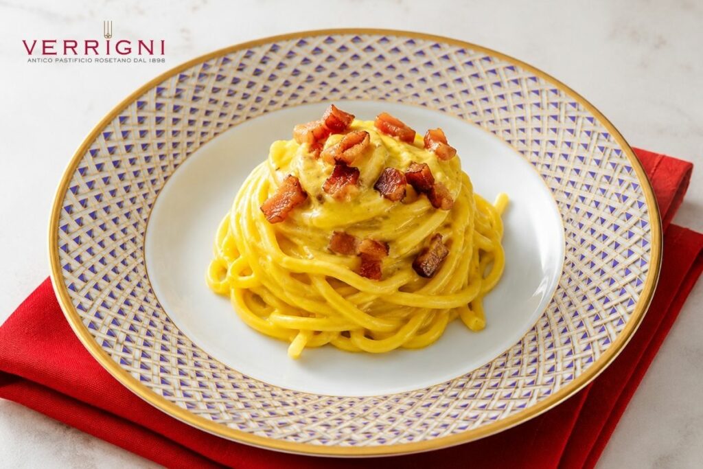 Spaghettoro affumicato con crema di ricotta allo zafferano e guanciale croccante