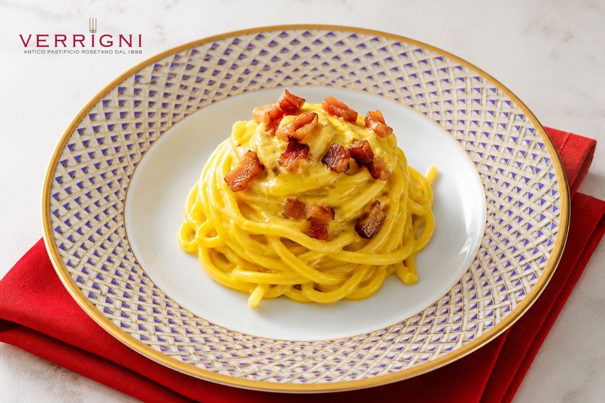 Spaghettoro affumicato con crema di ricotta allo zafferano e guanciale croccahte