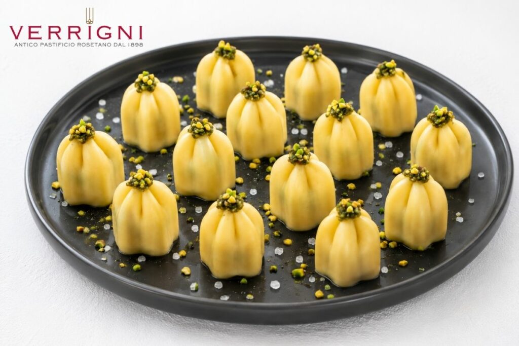 finger food di pasta con mortadella, pesto, pistacchi
