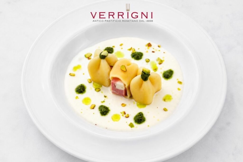 Peperone di Grano Verrigni con pesto, burrata, mortadella e pistacchi